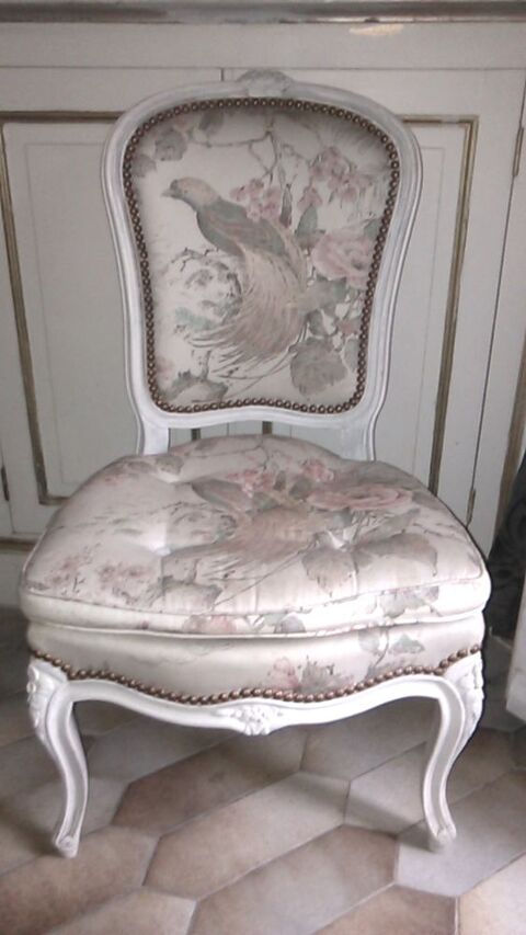 Chaise basse / chauffeuse tissus � rafra�chir/
15 Roquefort-les-Pins (06)