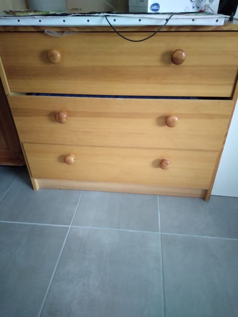 Commode trois tiroirs &eacute;tat bon propre Meubles