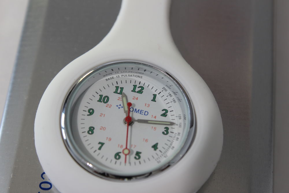 montre infirmi&egrave;re neuve support silicone Bijoux et montres
