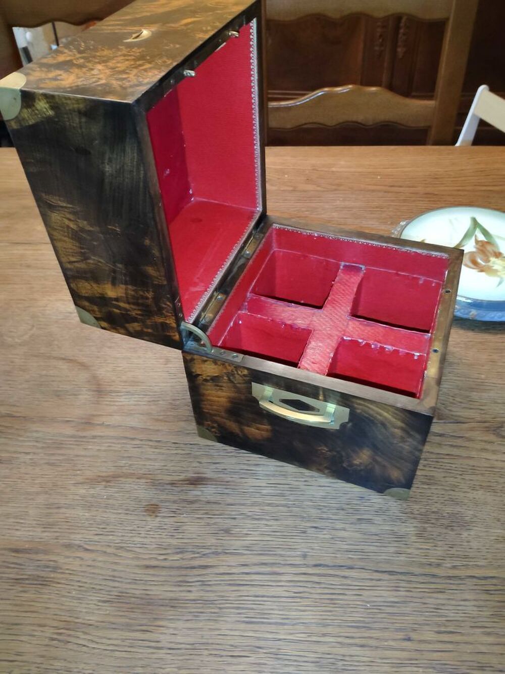 coffret &agrave; liqueur en bois de loupe poign&eacute;e et d&eacute;co en laiton &eacute;poque milieu 19 &egrave;me en bon &eacute;tat sans cl&eacute; et sans les carafes 