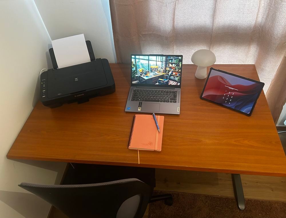 Bureau solide en tr&egrave;s bon &eacute;tat avec chaise Meubles