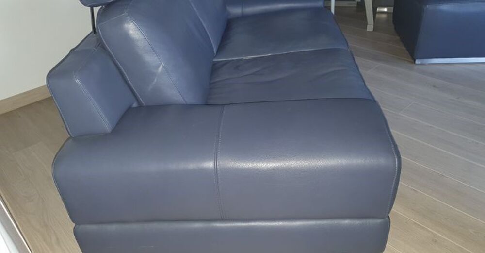 Canap&eacute; cuir vachette, gris avec t&ecirc;ti&egrave;re et pouf Meubles