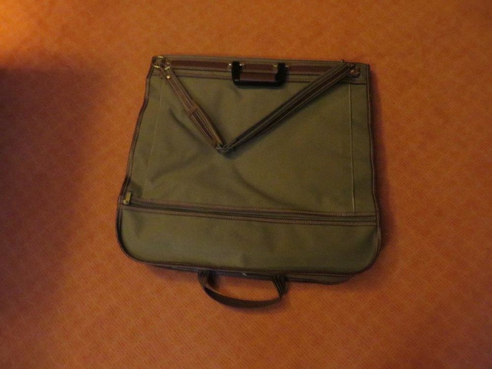 Valise en forme de sac pour le transport de costume. Maroquinerie