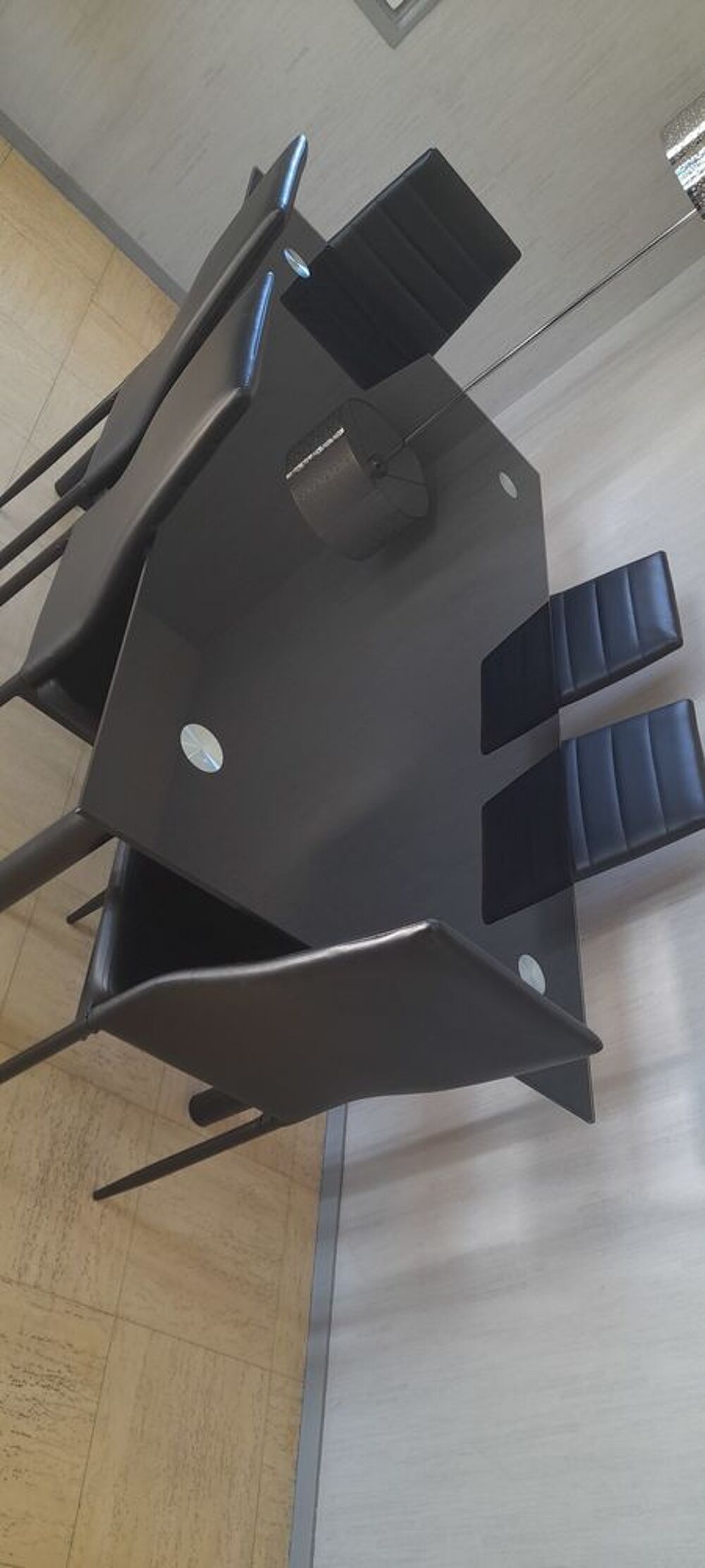 Table en verre noir pour 6 personnes avec les chaises Meubles