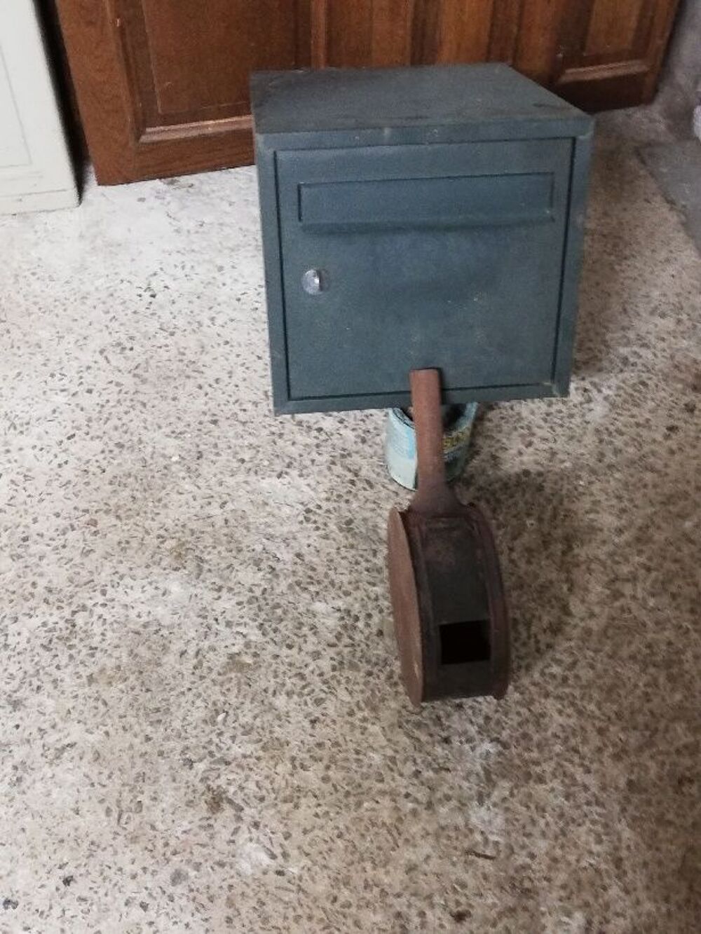 boite aux lettres. et gril pour chataignes et marrons. Bricolage