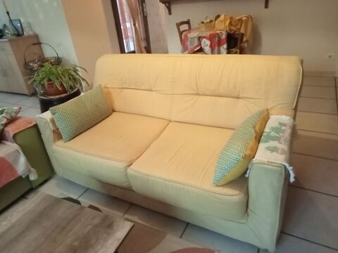 CANAPE JAUNE ,2 PLACES .NON CONVERTIBLE , T. BON ETAT., 
50 Saint-Cricq (32)