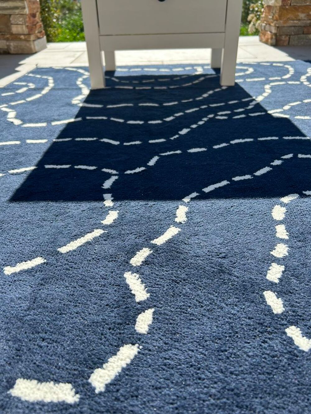 Tapis bleu en bonne &eacute;tat Décoration