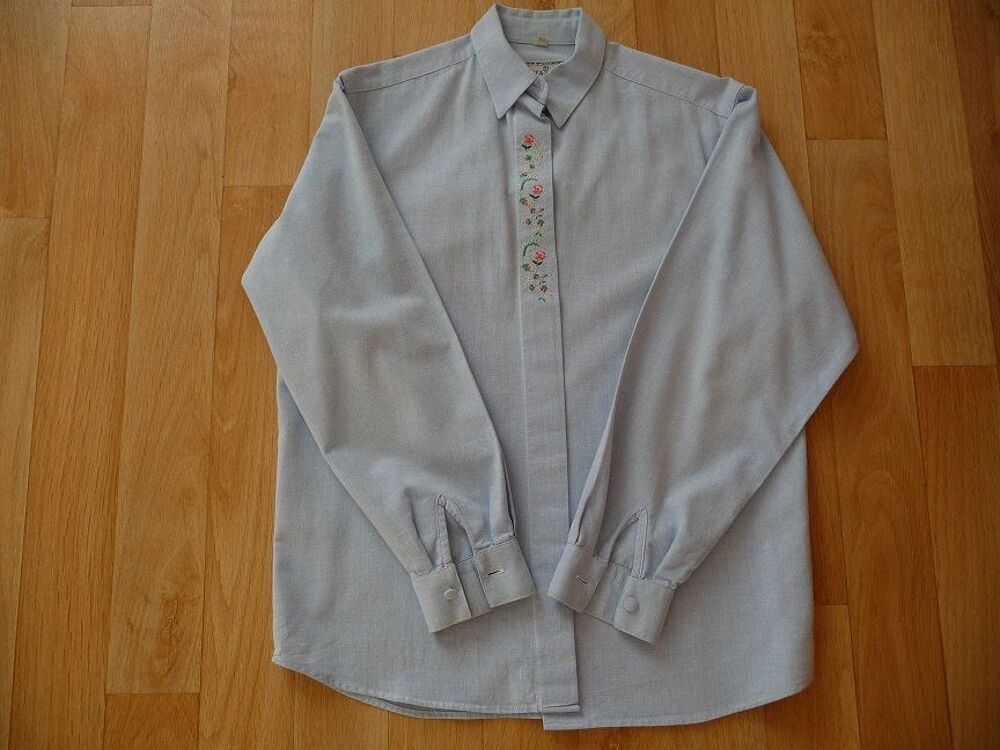Chemisier bleu ciel brod&eacute; roses T.38 marque HAZAN Vêtements