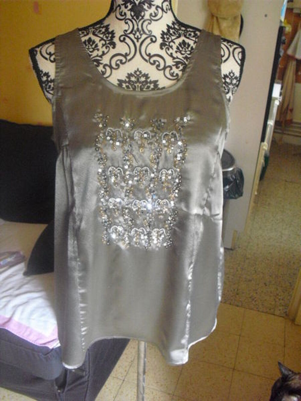 TOP A SEQUINS et perles satin&eacute; gris souris NEUF TAILLE 40 Vêtements
