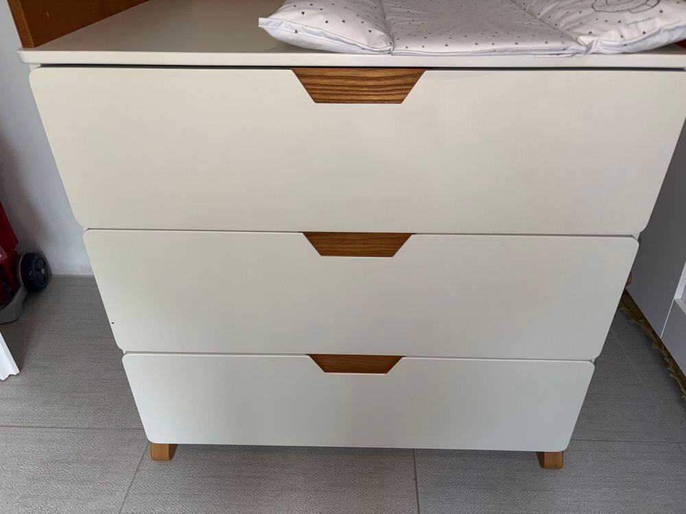 Lit b&eacute;b&eacute; &eacute;volutif et table &agrave; langer Mobilier enfants