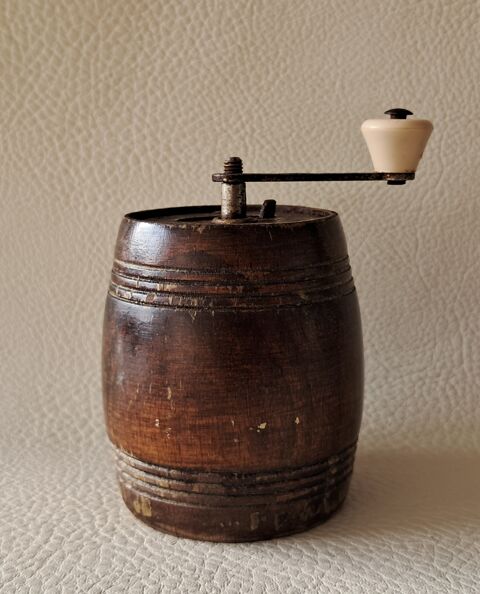 ancien moulin � poivre en bois en forme de tonneau 
marlux 
8 Carnon Plage (34)