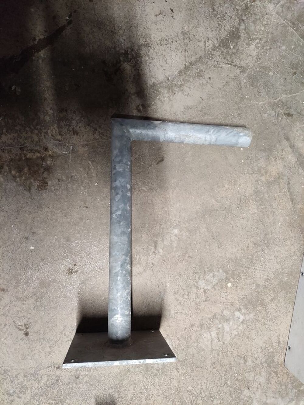 Fixation pour parabole ou une antenne murale et chemin&eacute;e Bricolage