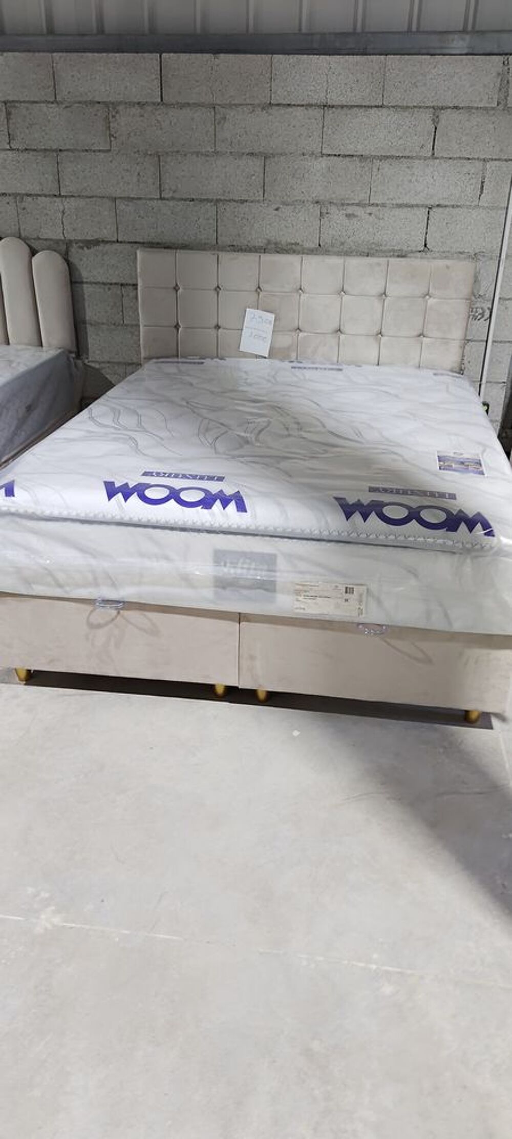 Lit avec t&ecirc;te de lit capitonn&eacute;e avec matelas 600€ Meubles