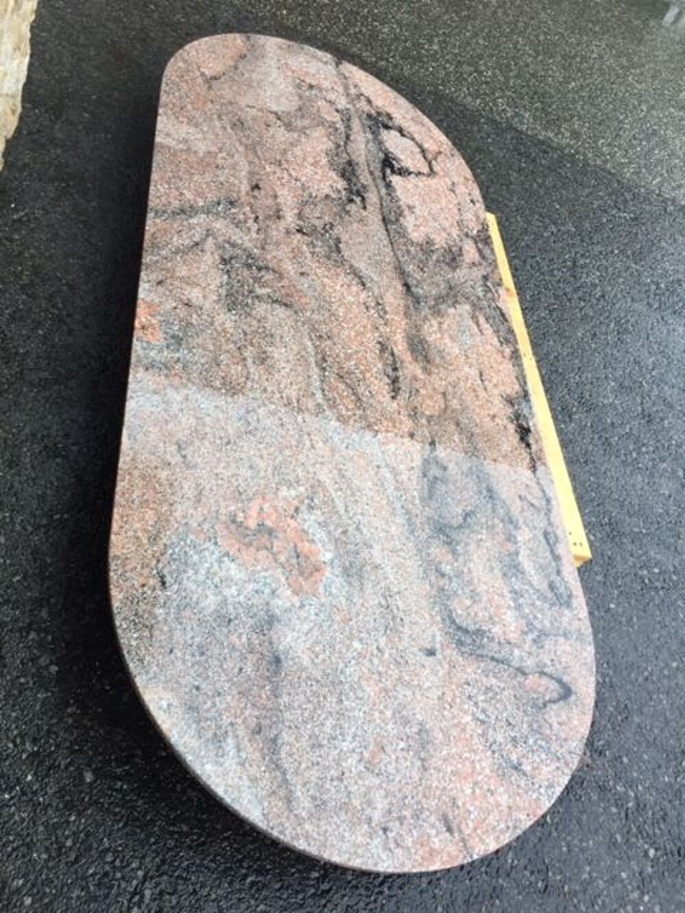 TABLE EN GRANIT ROSE. Meubles