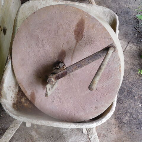 tr�s grosse pierre � aiguiser 40 Saint-Mathurin-sur-Loire (49)