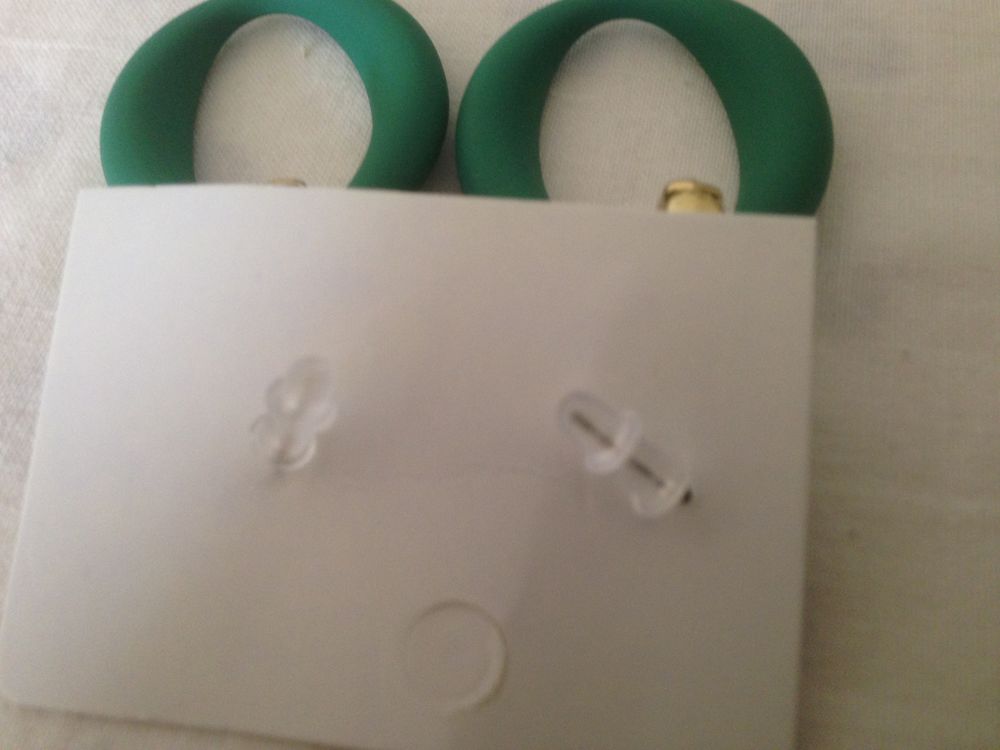 Boucles d'oreilles pendantes vertes et dor&eacute;es ovales Bijoux et montres
