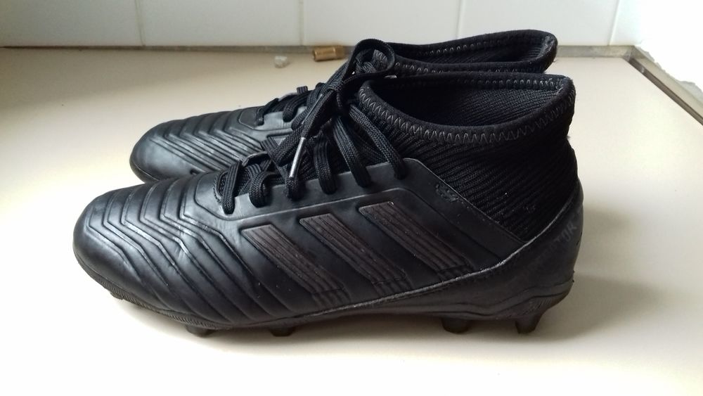 chaussures de foot gar&ccedil;on Adidas pr&eacute;dator pointure 38
Chaussures