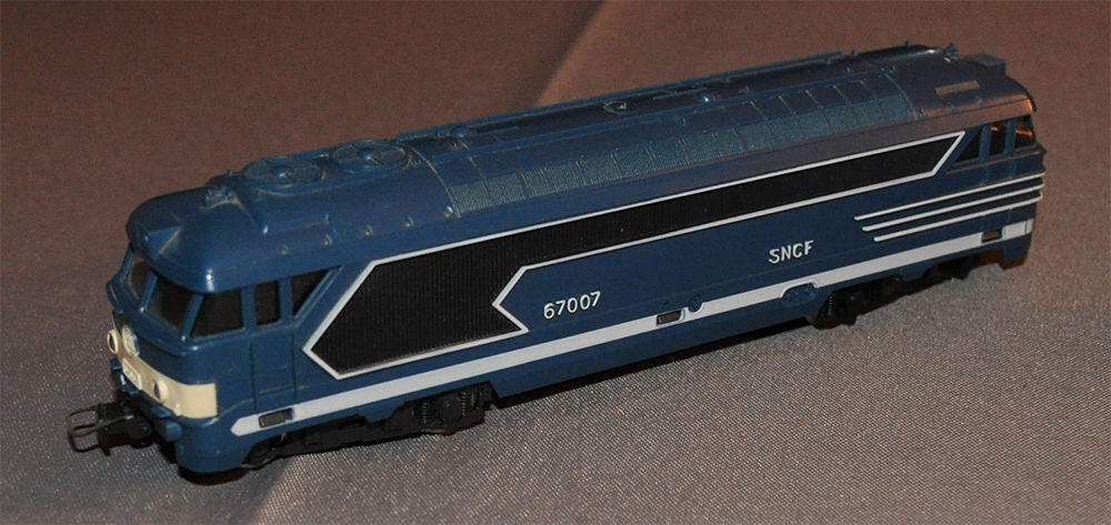 Locomotive motrice diesel 67007 SNCF et wagons - Jouef HO 