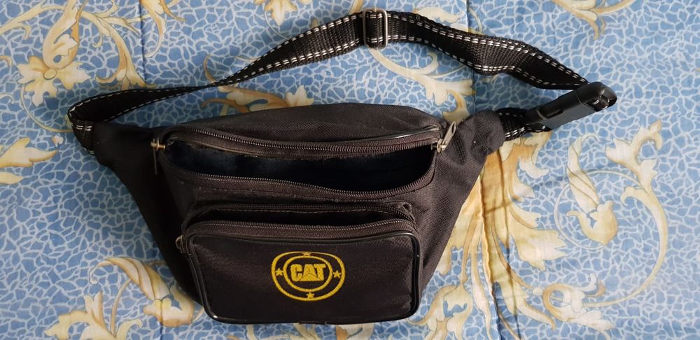 Sac banane Caterpillar - Compact, robuste et styl&eacute; ! Maroquinerie