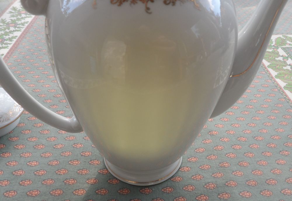 1 th&eacute;i&egrave;re, pot &agrave; lait,1 sucrier neufs en porcelaine Cuisine