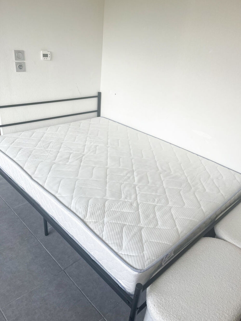Matelas + sommier en tr&egrave;s bon &eacute;tat Meubles