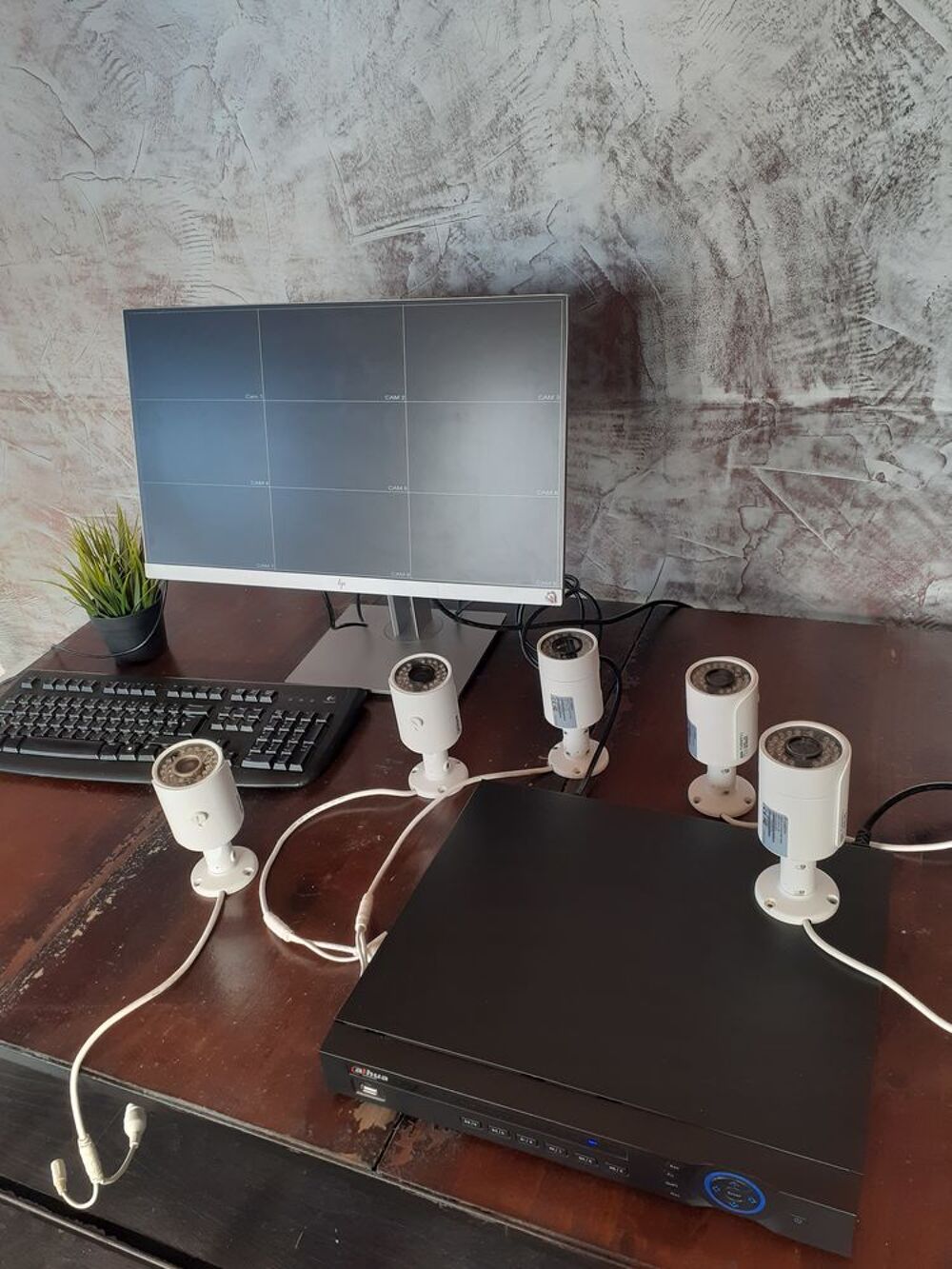 Syst&egrave;me de Surveillance Dahua : NVR DHI-NVR4204-P + 5 Cam&eacute;ra Matériel informatique