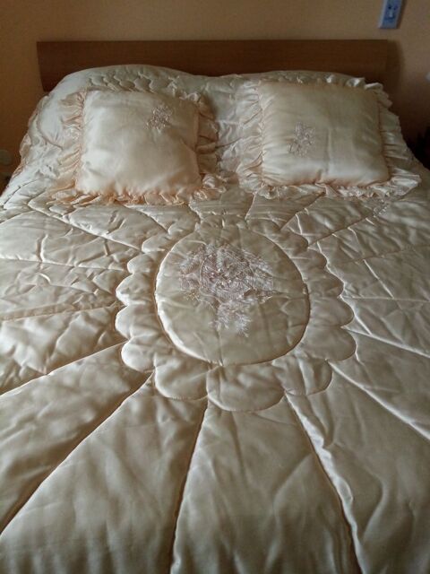 Dessus de lit Ivoire en satin+2 coussins TBE 24 Chaumont (89)