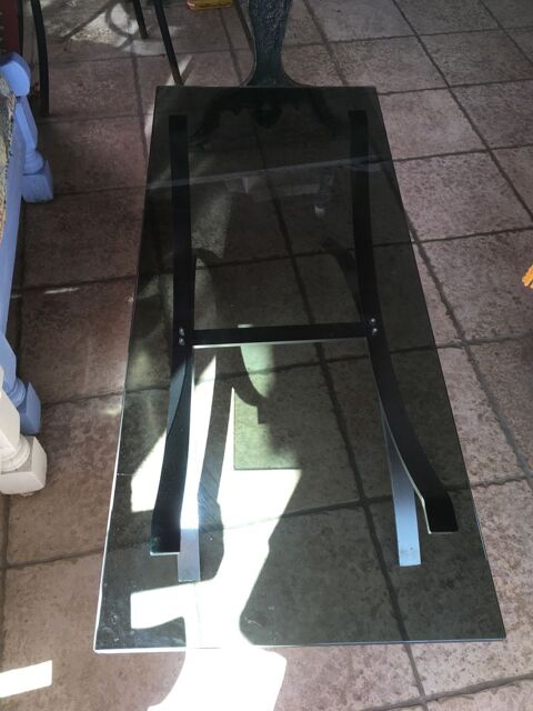 Belle table dessus verre fum� pied inoxydable ann�e 70 250 Saint-Julien-les-Rosiers (30)