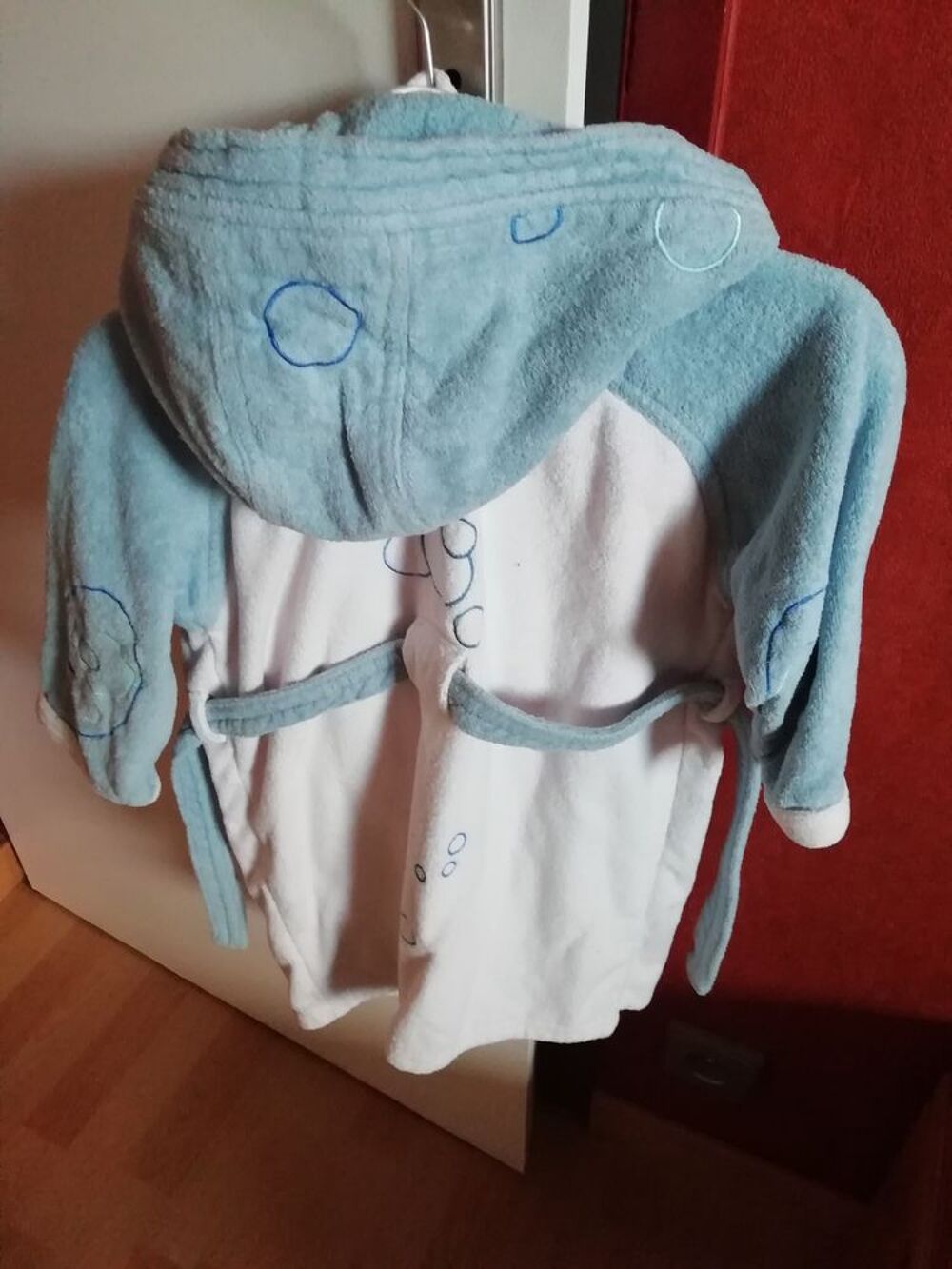 peignoir gar&ccedil;on 3 ans blanc bleu ciel
3 ans tr&egrave;s bon &eacute;tat
Vêtements enfants