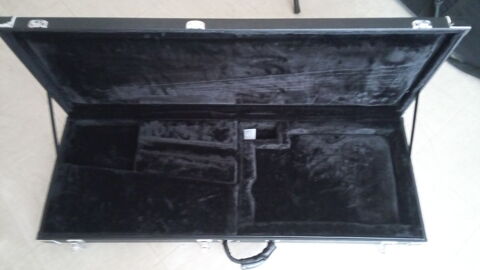 Etui rigide Ibanez pour basse. 60 Gap (05)