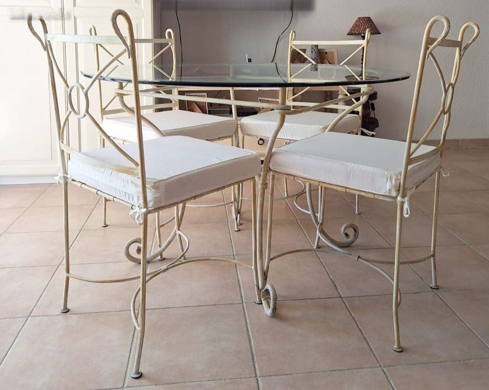 Table ronde et 4 chaises Meubles