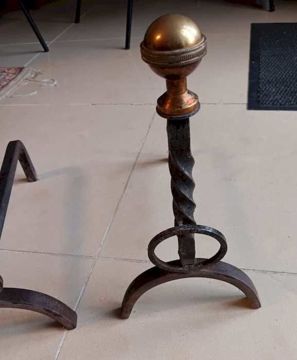 une paire de chenets m&eacute;talliques pour une chemin&eacute;e Décoration