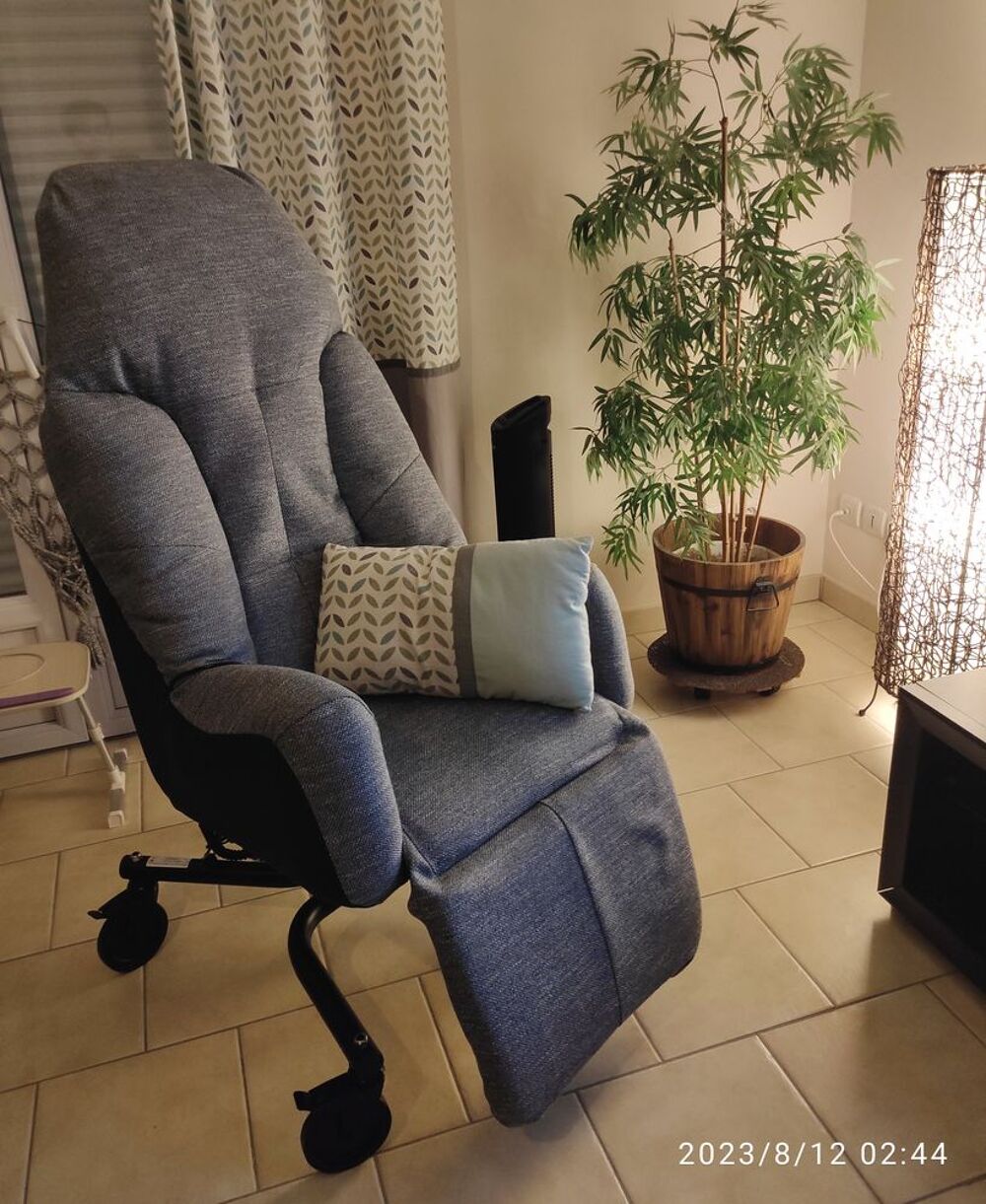 Fauteuil &eacute;lectrique releveur Innov's liberty 2 pour handicap Meubles