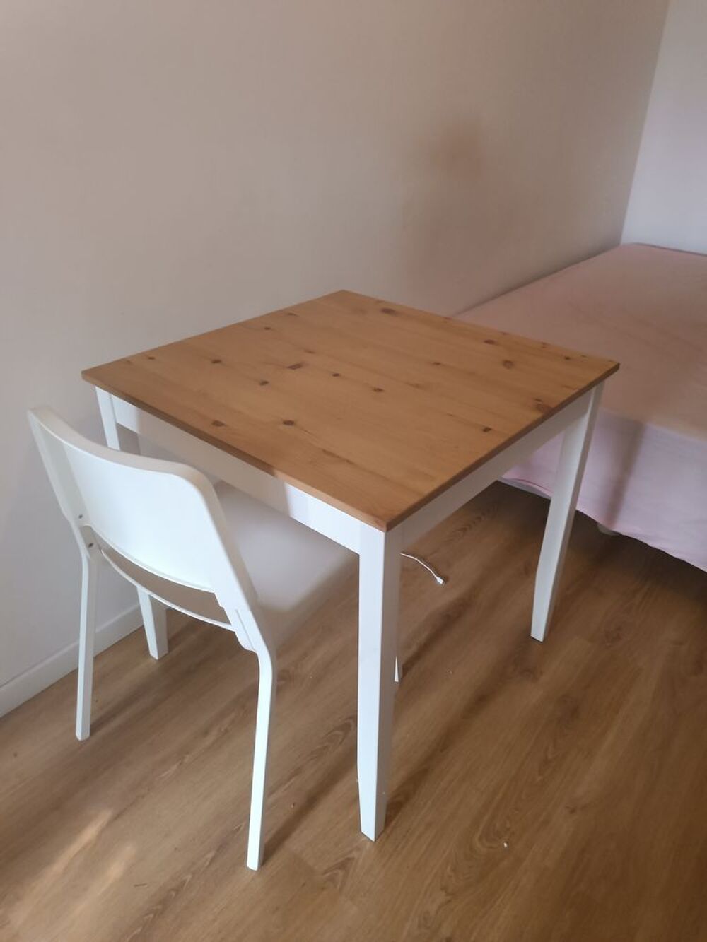 Table en bois et une chaise Meubles