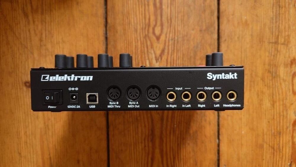 Bo&icirc;te &agrave; rythmes et synth&eacute;tiseur analogique Elektron Syntakt, emballage d'origine inclus. Instruments de musique