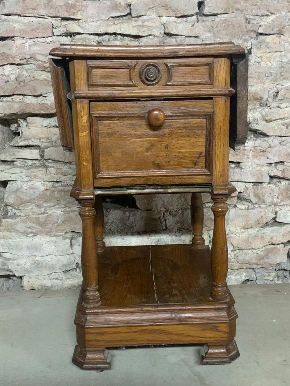 Table de nuit avec volets 
Meubles
