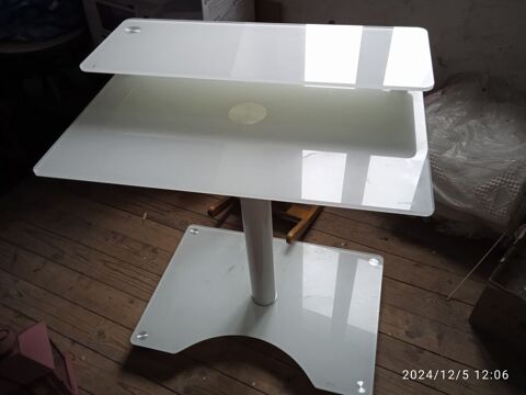 Bureau informatique 
Bon tat
Verre tremp 
Prix 25 e 25 Cambrai (59)