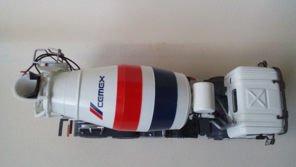 un camion scania toupie au couleur cemex au 1/50 neuf . 