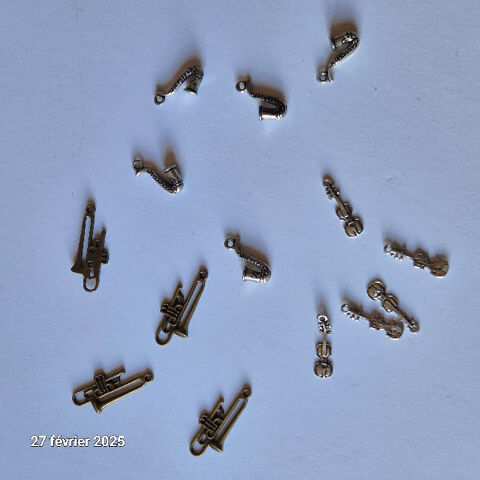 Lot de 14 breloques, m�dailles en m�tal , neufs, saxo, tromb 2 Saumur (49)