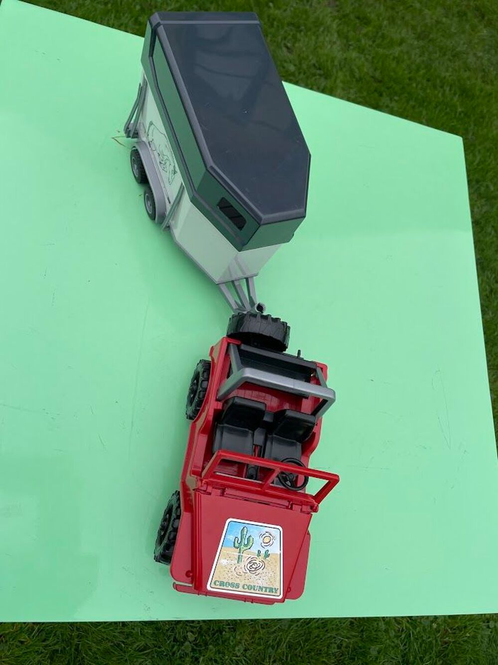 Jeep avec une remorque &agrave; chevaux (Van) Bruder Jeux / jouets