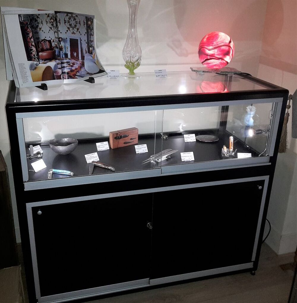 VITRINE D'EXPO Meubles