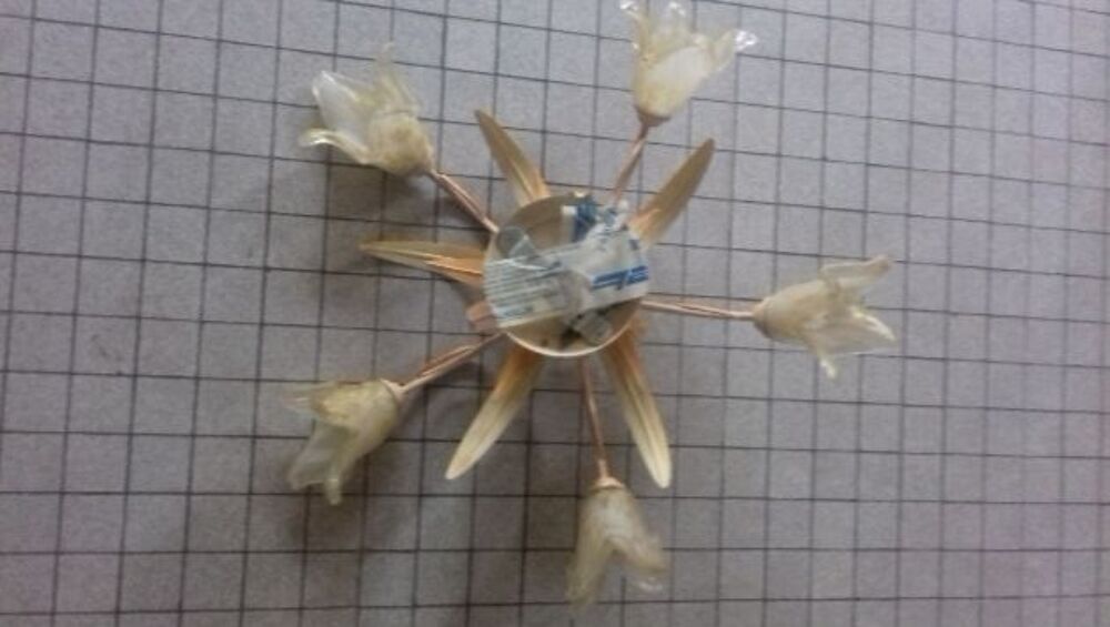 Lustre en verre tremp&eacute;, 5 branches : fleurs. 
Bon &eacute;tat. 90 € Décoration