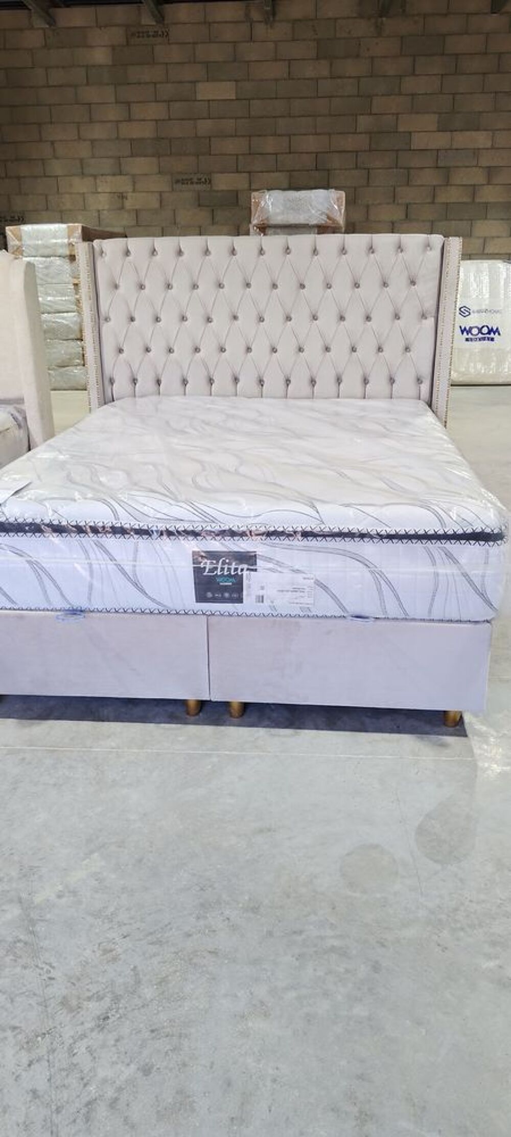 Lit avec t&ecirc;te de lit capitonn&eacute;e avec matelas 600€ Meubles