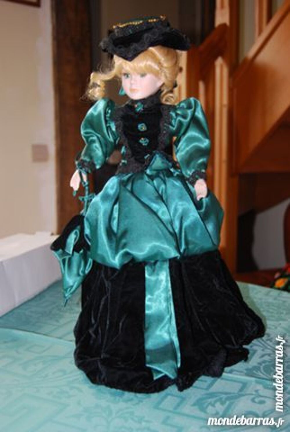 POUPEE DE PORCELAINE DE LUXE " VIENNA " 
