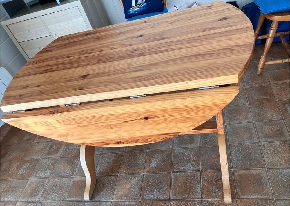 Magnifique ensemble table + 4 chaises en pin massif Meubles