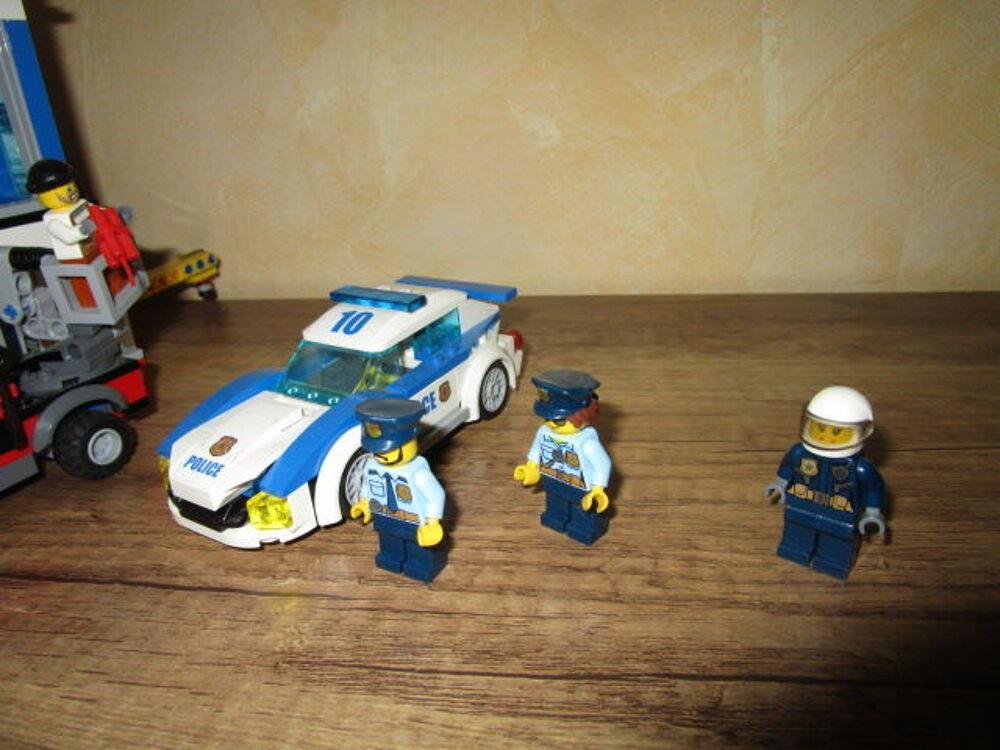 LOT 2CPCP
GROS LOT LEGO"CASERNE POMPIER+POLICE" Jeux / jouets