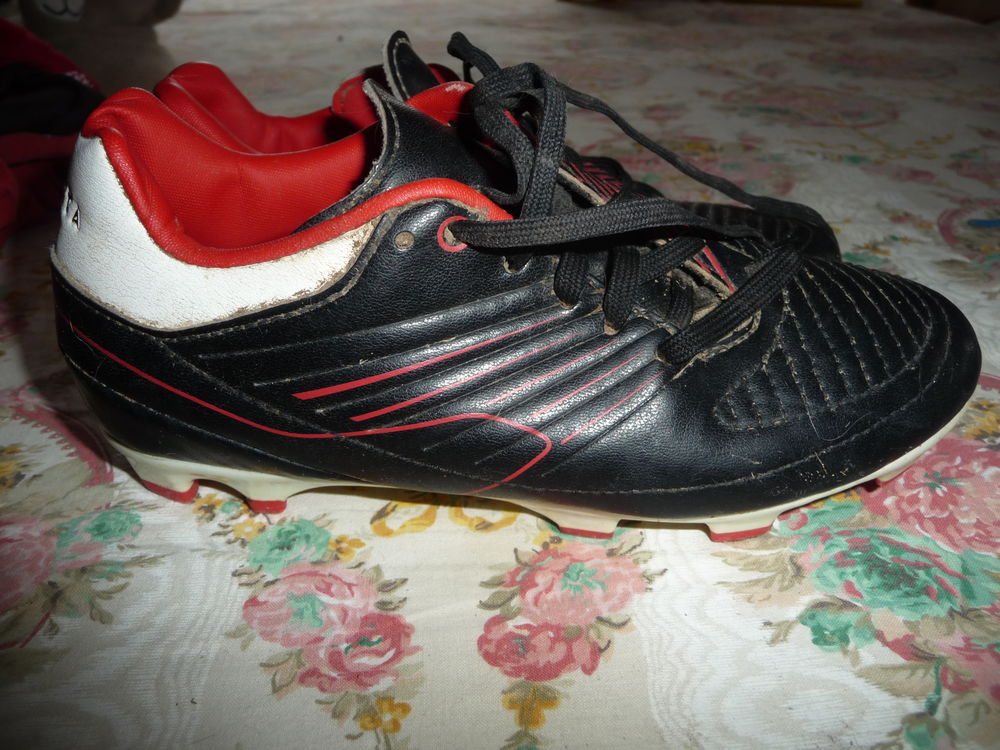 Chaussure rugby/foot enfant. Pointure 32/33 Sports