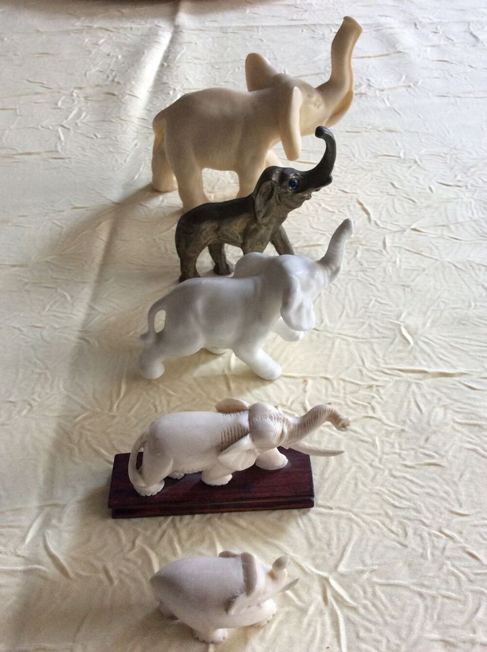 Figurines &eacute;l&eacute;phants (5) tailles et mat&eacute;riaux divers 