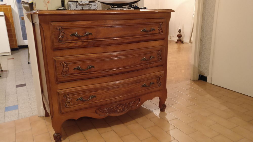 Commode 3 tiroirs et chevet ch&ecirc;ne massif finition &eacute;b&eacute;niste. Meubles
