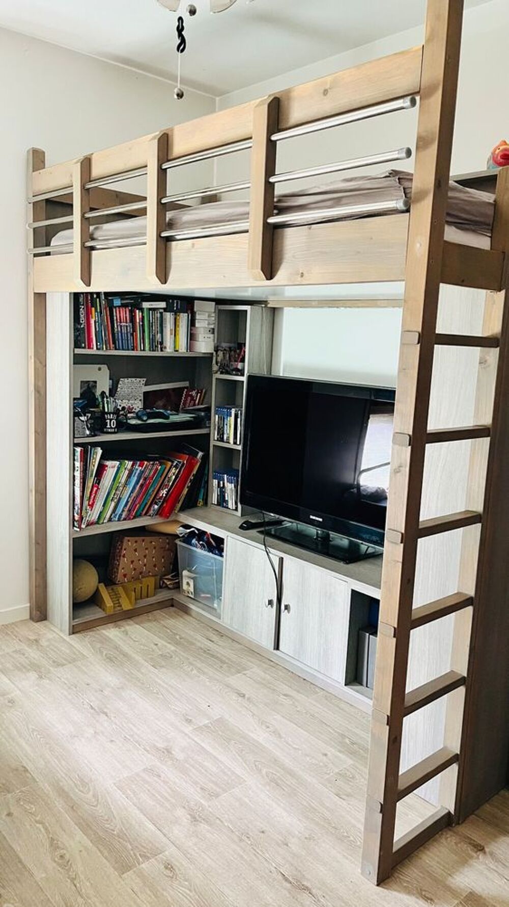 Lit mezzanine sur mesure en bois massif + &eacute;tag&egrave;res + meuble Meubles